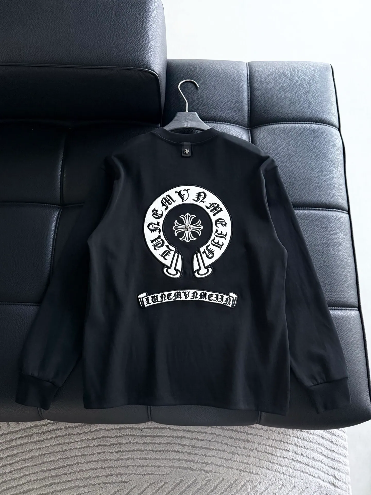 P400 ChromeHearts Chrome Heart Round Neck Long Sleeve The pursuit of quality absolutely guarantees quality! Using double-sided cotton fabric, the texture is clearly visible, the texture is soft, delicate and smooth, and the customized three-dimensional embroidery and leather patchwork technology is full of drape! The workmanship is fine and the shoulder lines are smooth. All imported chain machines are used to make the shoulder rolling strips. It has a certain thickness and is not made of cheap material but has a shiny feel that is comfortable and not tight on the upper body. It is the most avant-garde street item that can be easily matched by both men and women!  Color: black white Size: m-3xl Style number: 3576